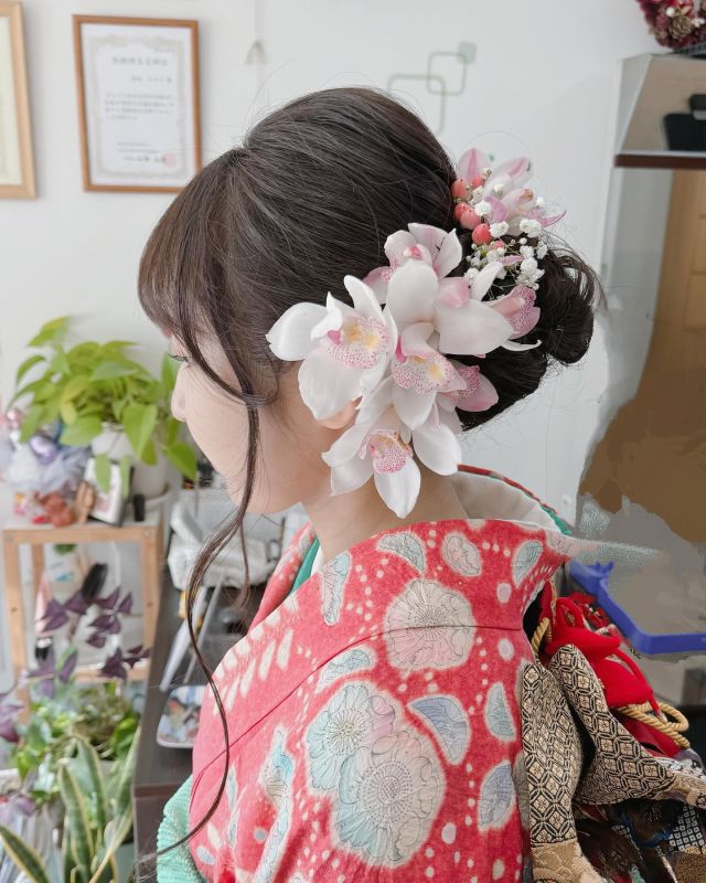 成人式の着付けヘアセットのお客様💜
ヘアセットは生花で仕上げました。
シンピジュウム🩷おめでとうございます㊗️#成人式ヘア 
#成人式 
#ヘアセット 
#一宮市美容室 
#美容室かーりん